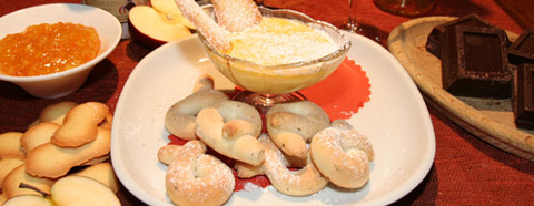 Un dessert con crema e biscotti fatti a mano Un dessert con crema e biscotti fatti a mano