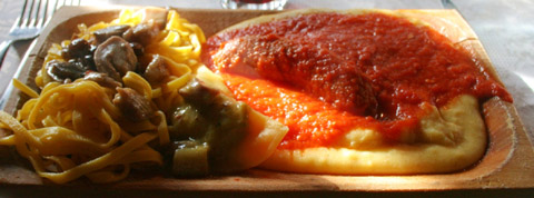 Fettuccine fatte a mano con funghi e Polenta Fettuccine fatte a mano con funghi e Polenta