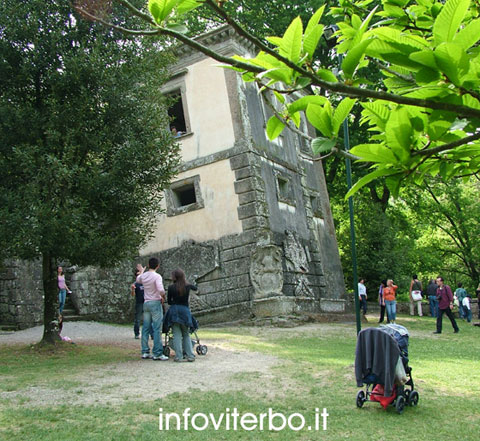Parco dei Mostri di Bomarzo - La casa pendente nel sacro bosco